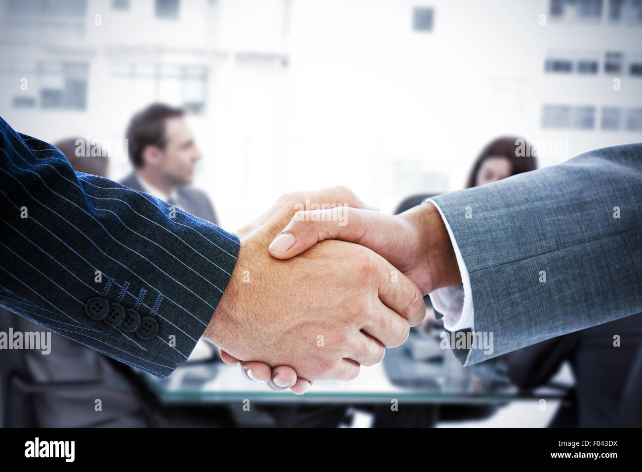 Image composite de business people shaking hands Banque D'Images