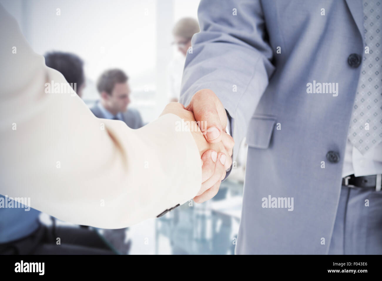 Image composite de personnes en fonction de shaking hands Banque D'Images