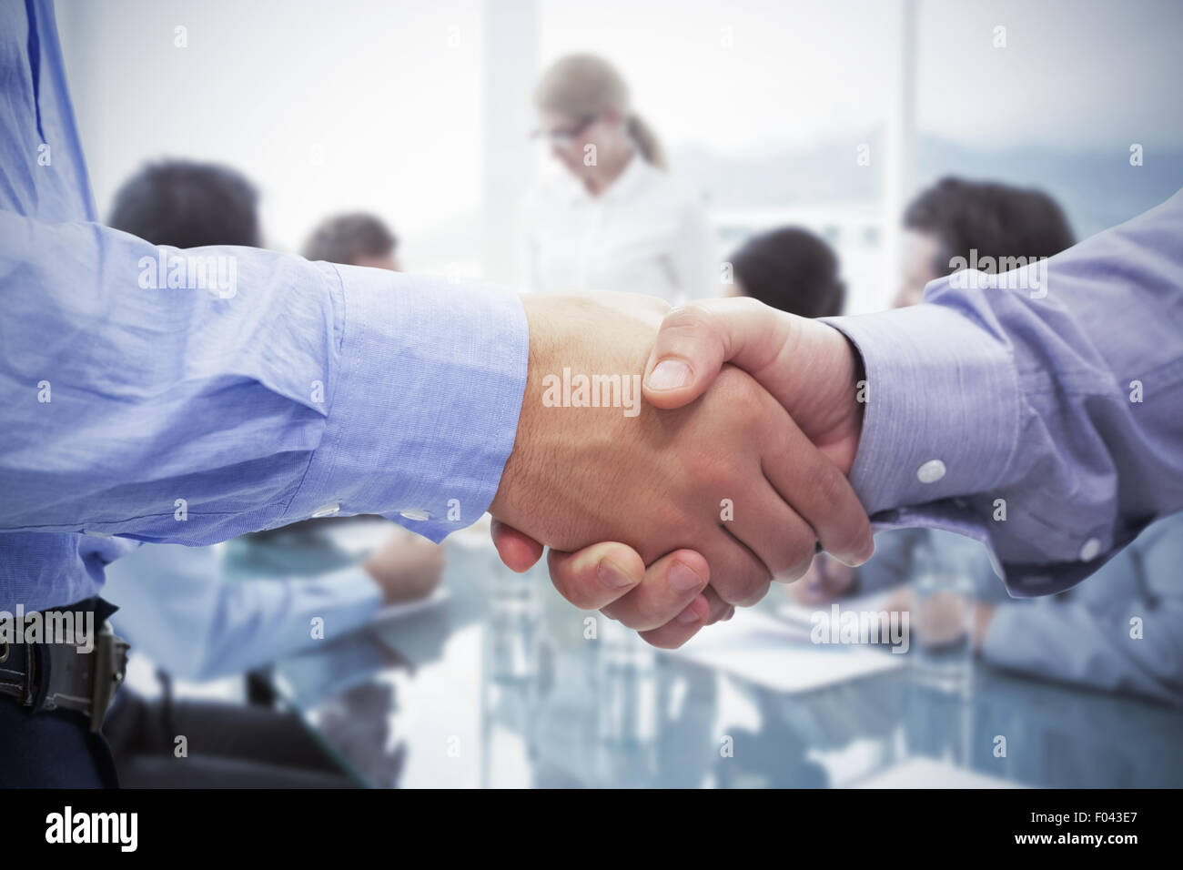 Image composite de deux hommes shaking hands Banque D'Images