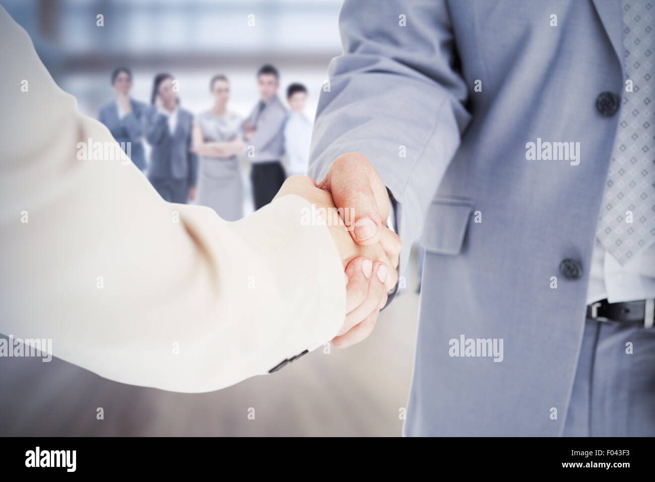 Image composite de personnes en fonction de shaking hands Banque D'Images