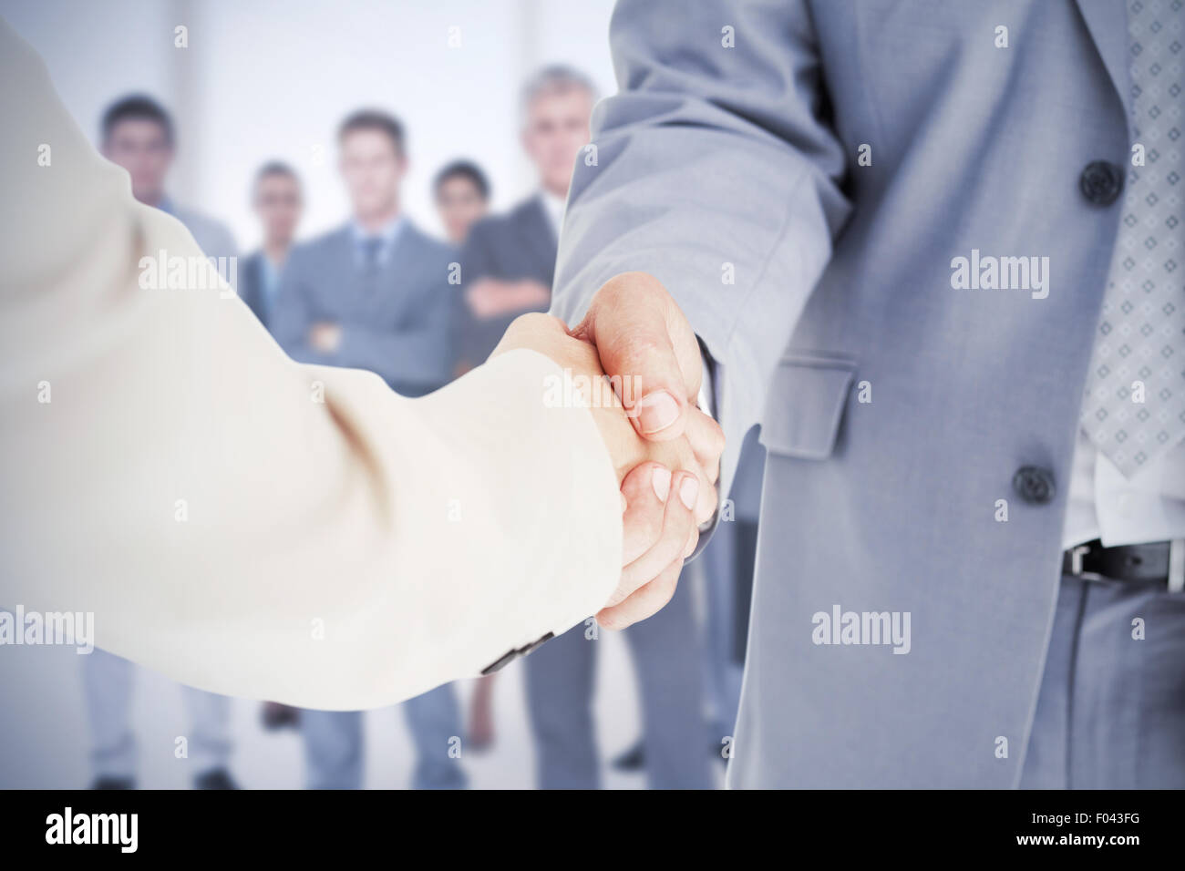 Image composite de personnes en fonction de shaking hands Banque D'Images