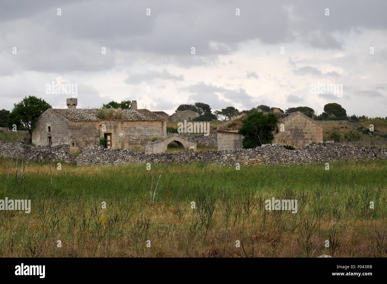 Fermes abandonnées dans les Pouilles en Italie. Banque D'Images