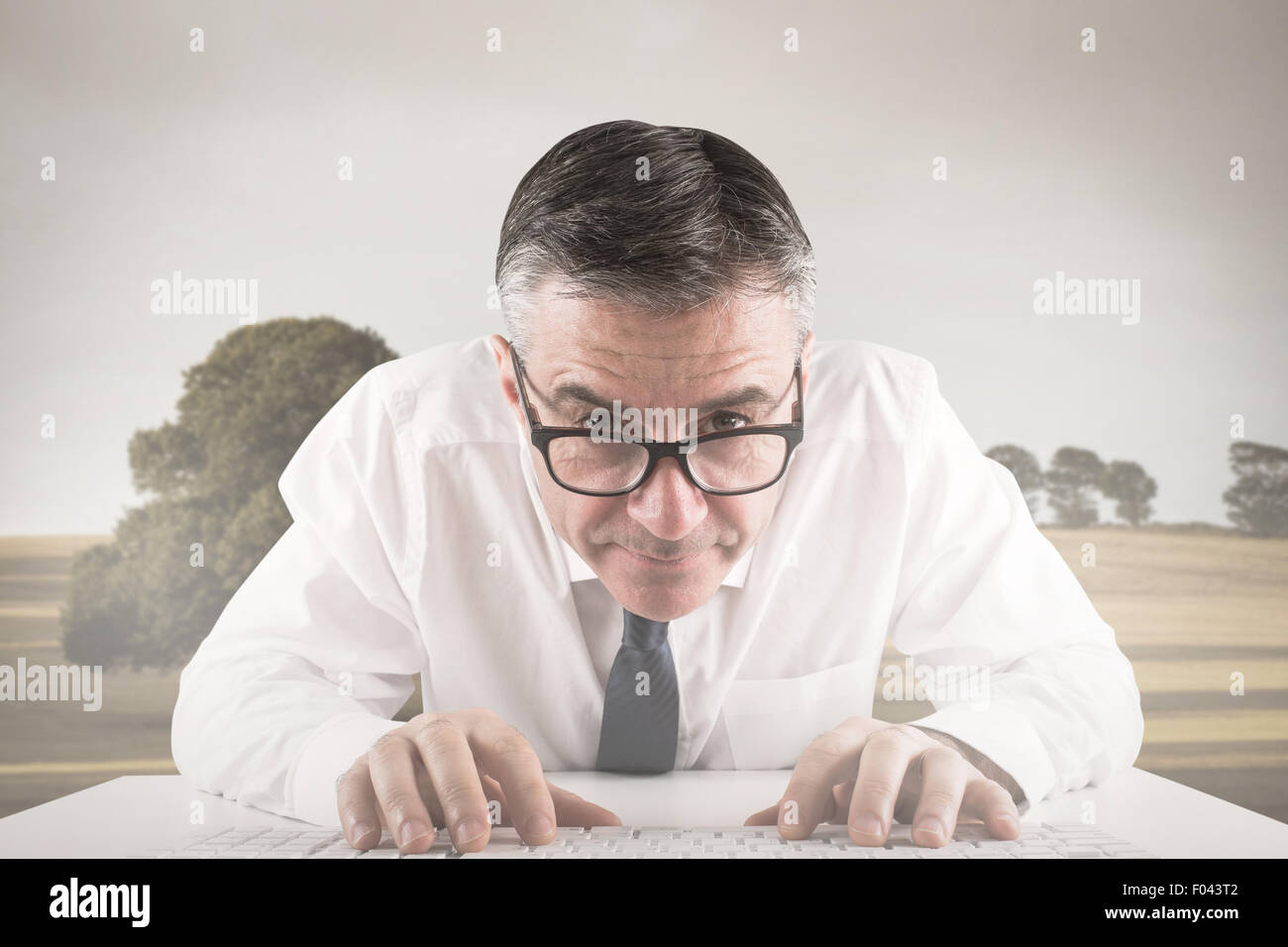 Composite image of businessman de taper au clavier Banque D'Images