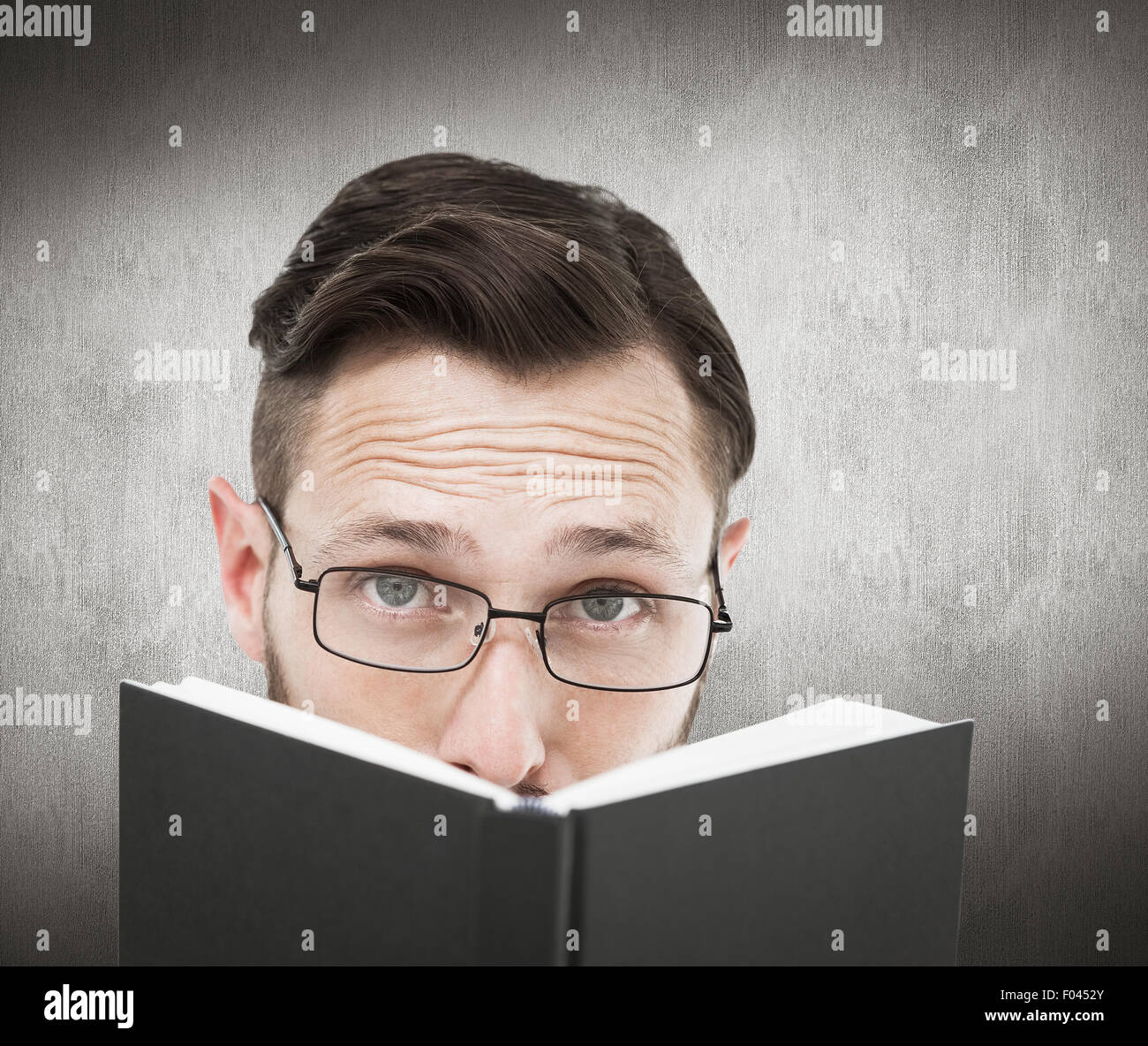 Image composite de jeunes geek à plus de livre noir Banque D'Images