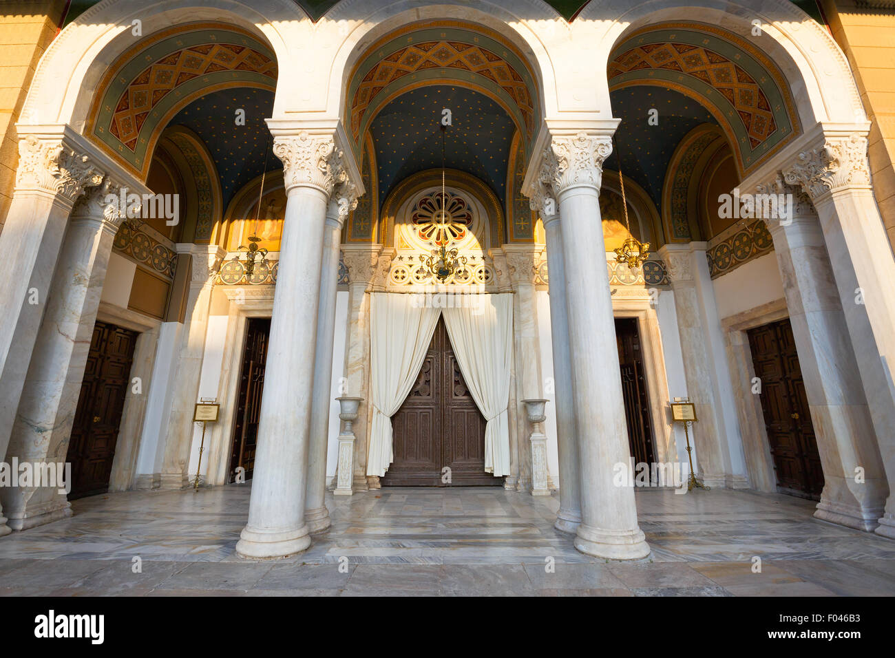 L'entrée principale de la Cathédrale Métropolitaine d'Athènes Banque D'Images