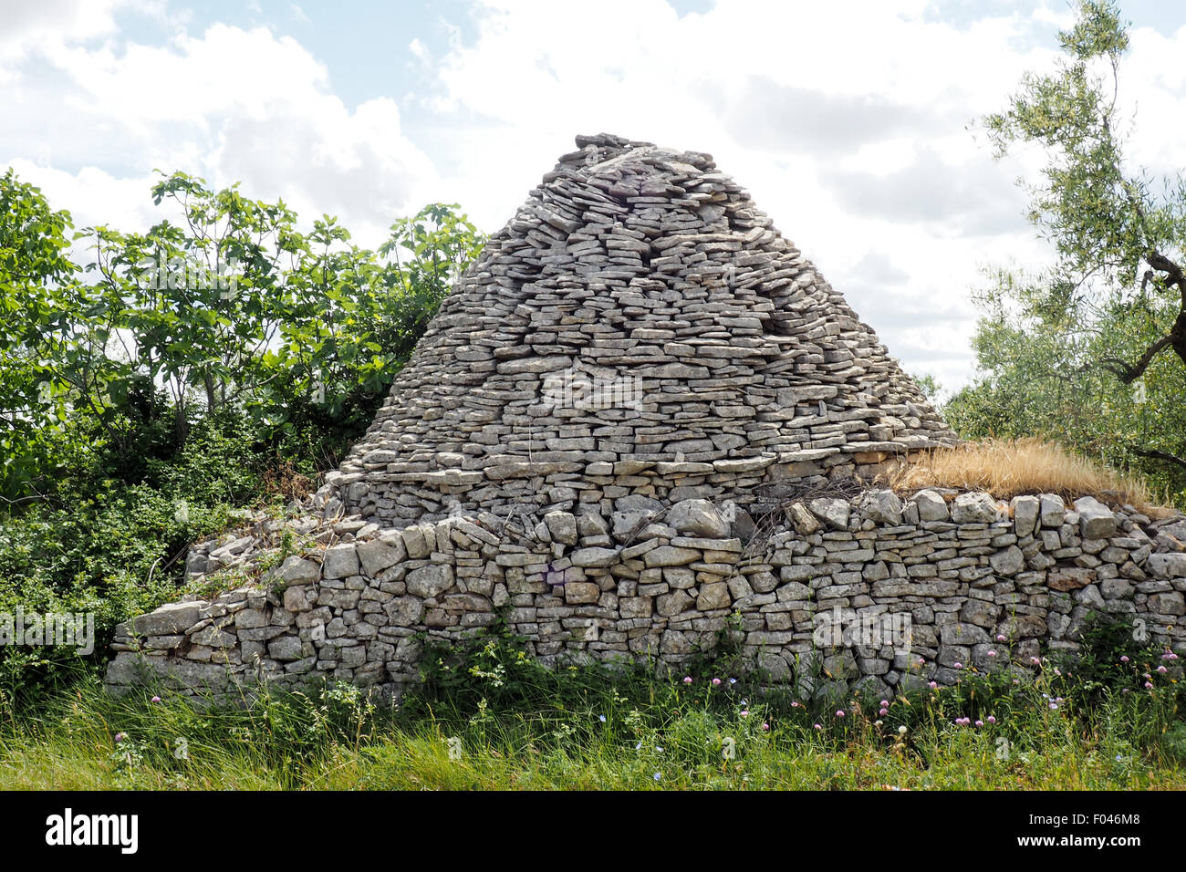 Trullo, une cabane en pierre sèche dans la région de Pouilles Italie Banque D'Images