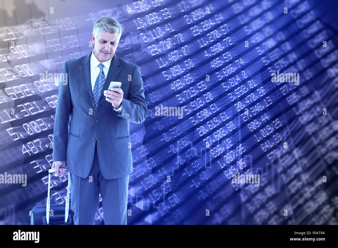 Libre de marcher avec assurance et en utilisant son smartphone Banque D'Images