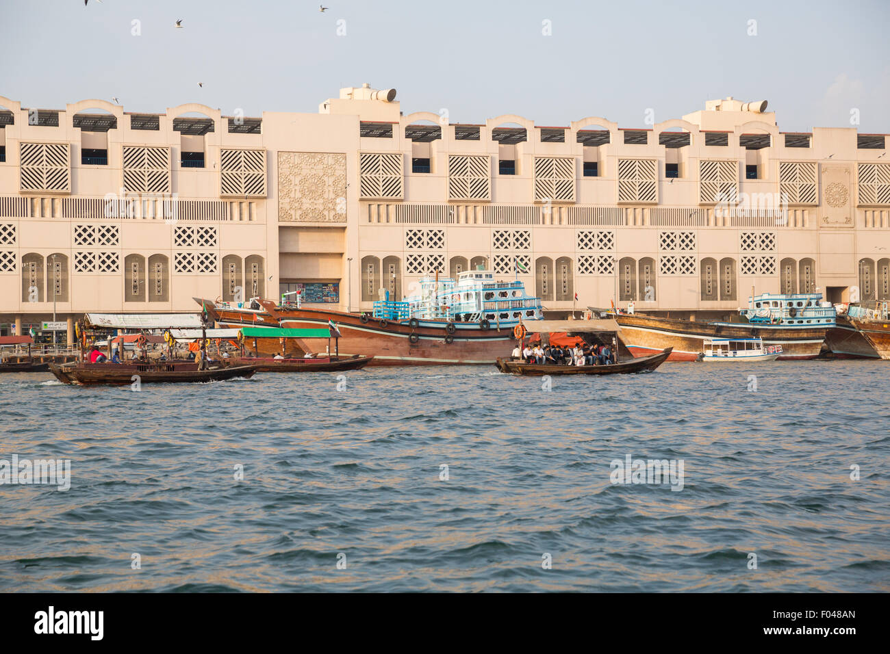 Dubaï, Émirats arabes unis - janvier 18 : Abra ferries le 18 janvier 2014 à Dubaï, AUX ÉMIRATS ARABES UNIS. La technologie de la construction navale n'est pas changé par la Banque D'Images