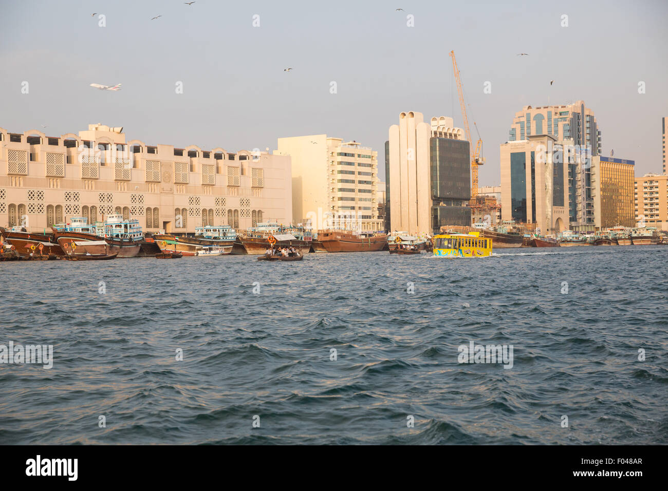 Dubaï, Émirats arabes unis - janvier 18 : Abra ferries le 18 janvier 2014 à Dubaï, AUX ÉMIRATS ARABES UNIS. La technologie de la construction navale n'est pas changé par la Banque D'Images