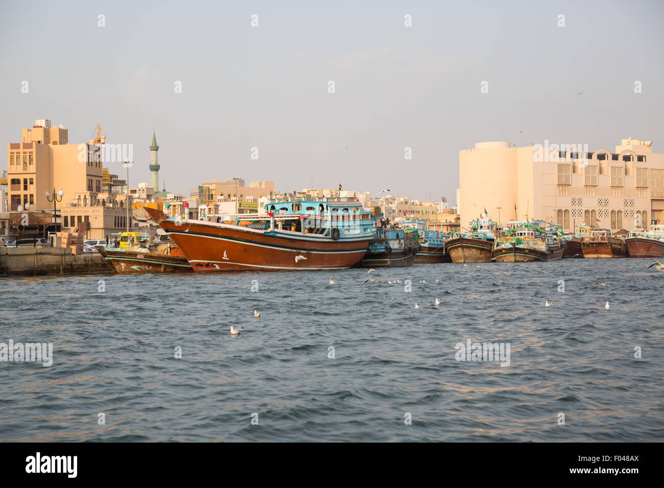 Dubaï, Émirats arabes unis - janvier 18 : Abra ferries le 18 janvier 2014 à Dubaï, AUX ÉMIRATS ARABES UNIS. La technologie de la construction navale n'est pas changé par la Banque D'Images