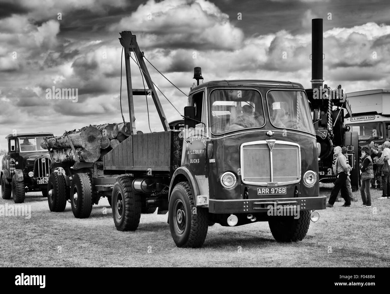 AEC Mammoth Matador Tracteur tirant sur des troncs de bois à un juste à vapeur en Angleterre. Le noir et blanc Banque D'Images