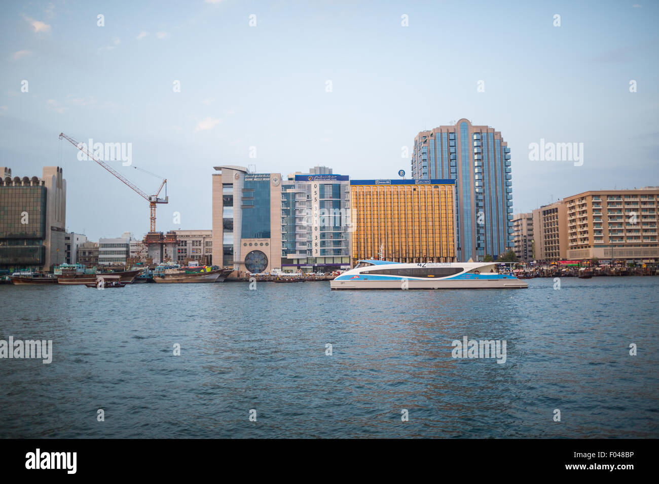 Dubaï, Émirats arabes unis - janvier 18 : Abra ferries le 18 janvier 2014 à Dubaï, AUX ÉMIRATS ARABES UNIS. La technologie de la construction navale n'est pas changé par la Banque D'Images