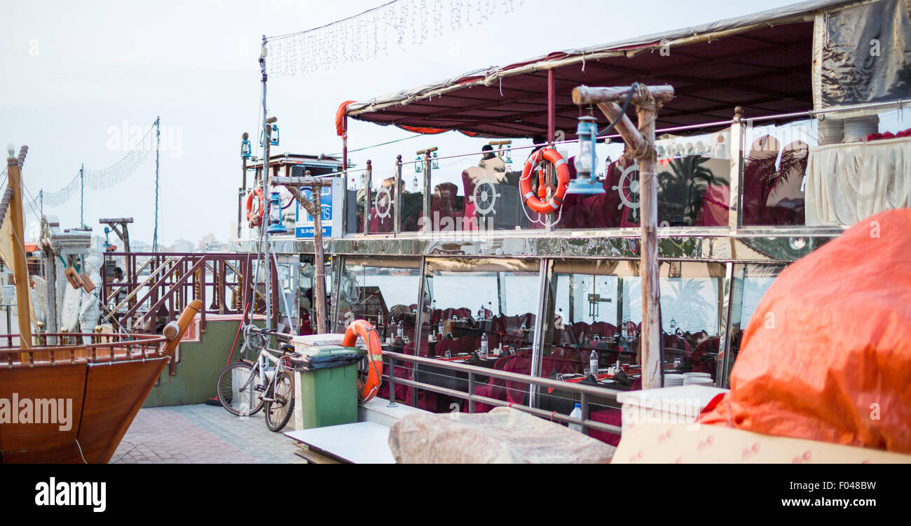 Dubaï, Émirats arabes unis - janvier 18 : Abra ferries le 18 janvier 2014 à Dubaï, AUX ÉMIRATS ARABES UNIS. La technologie de la construction navale n'est pas changé par la Banque D'Images