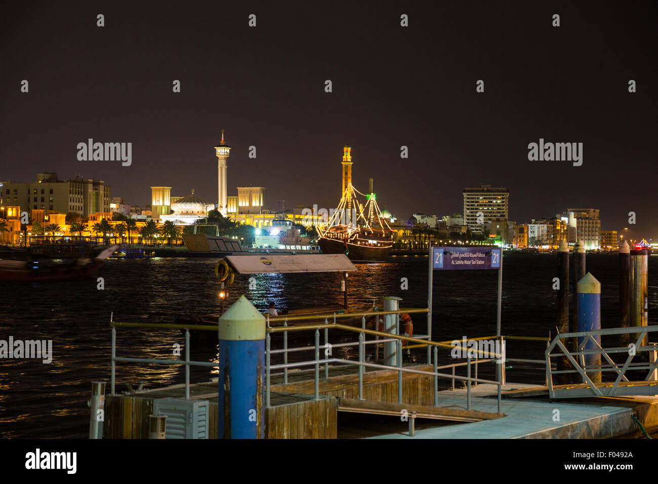 Dubaï, Émirats arabes unis - janvier 18 : Abra ferries le 18 janvier 2014 à Dubaï, AUX ÉMIRATS ARABES UNIS. La technologie de la construction navale n'est pas changé par la Banque D'Images