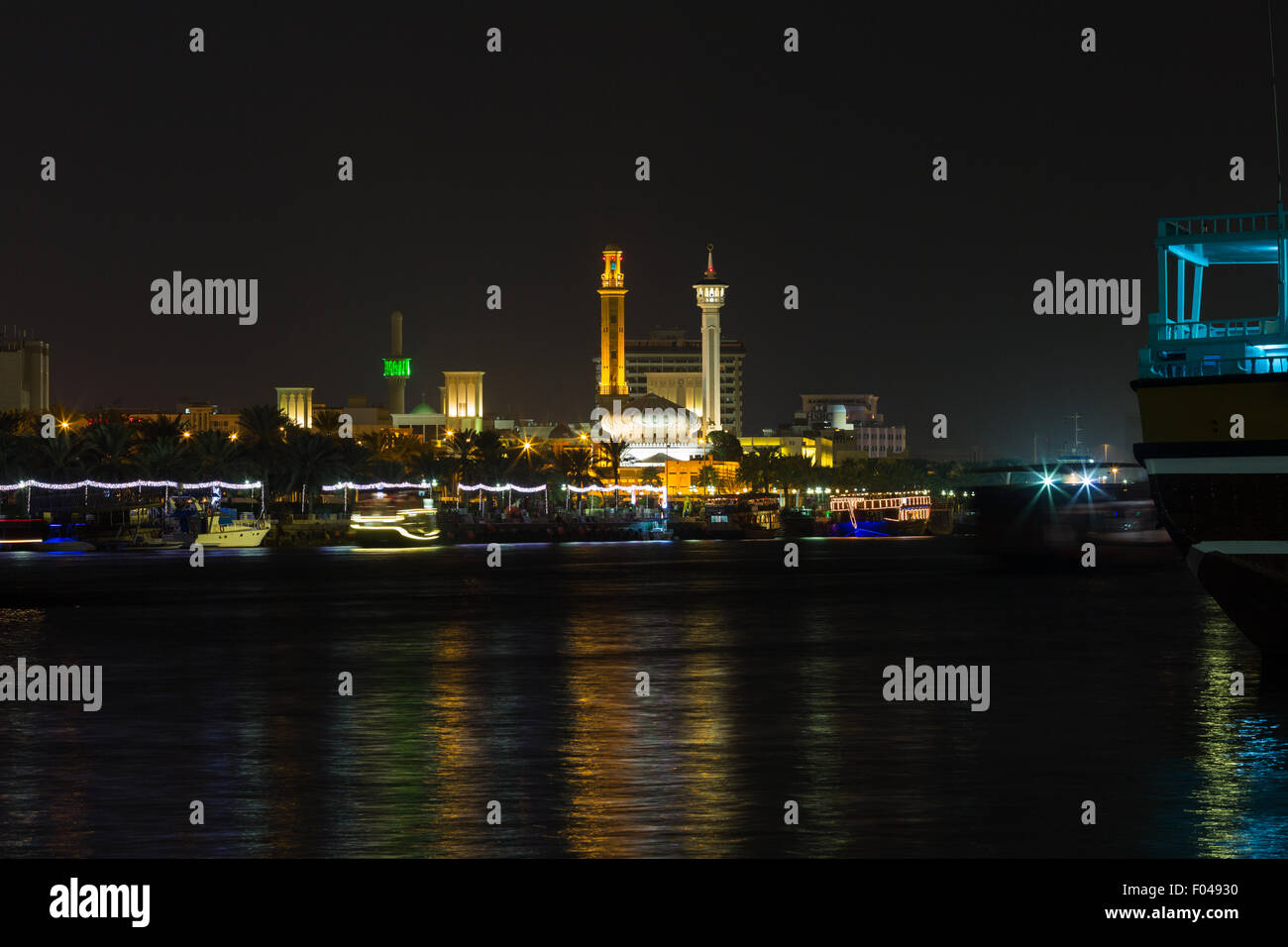 Dubaï, Émirats arabes unis - janvier 18 : Abra ferries le 18 janvier 2014 à Dubaï, AUX ÉMIRATS ARABES UNIS. La technologie de la construction navale n'est pas changé par la Banque D'Images