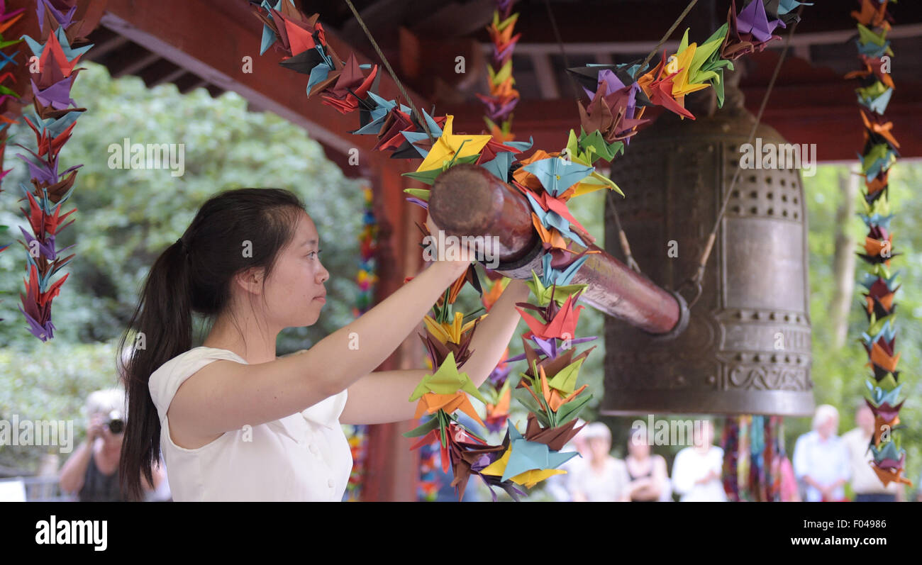 Berlin, Allemagne. 6e août, 2015. Mai Linh sonne la cloche de la paix (Friedensglocke) lors d'une manifestation du souvenir sur le 70e anniversaire du bombardement atomique de Hiroshima et Nagasaki, dans parc Volkspark Friedrichshain à Berlin, Allemagne, 6 août 2015. PHOTO : RAINER JENSEN/DPA/Alamy Live News Banque D'Images