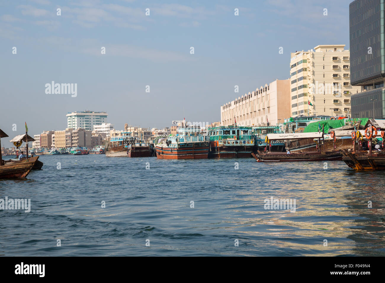 Dubaï, Émirats arabes unis - 20 janvier : Abra ferries le 20 janvier 2014 à Dubaï, AUX ÉMIRATS ARABES UNIS. La technologie de la construction navale n'est pas changé par la Banque D'Images