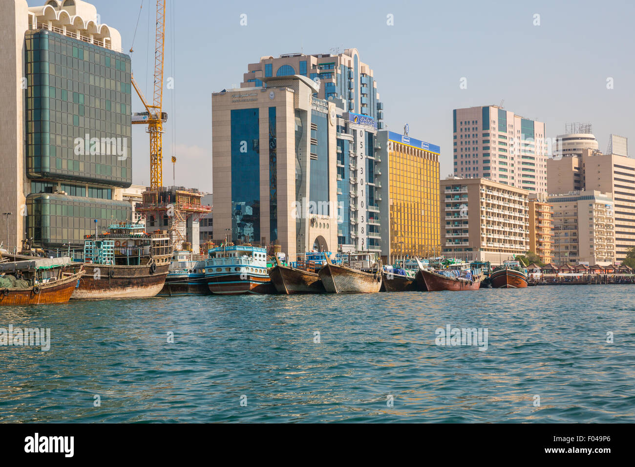 Dubaï, Émirats arabes unis - 20 janvier : Abra ferries le 20 janvier 2014 à Dubaï, AUX ÉMIRATS ARABES UNIS. La technologie de la construction navale n'est pas changé par la Banque D'Images