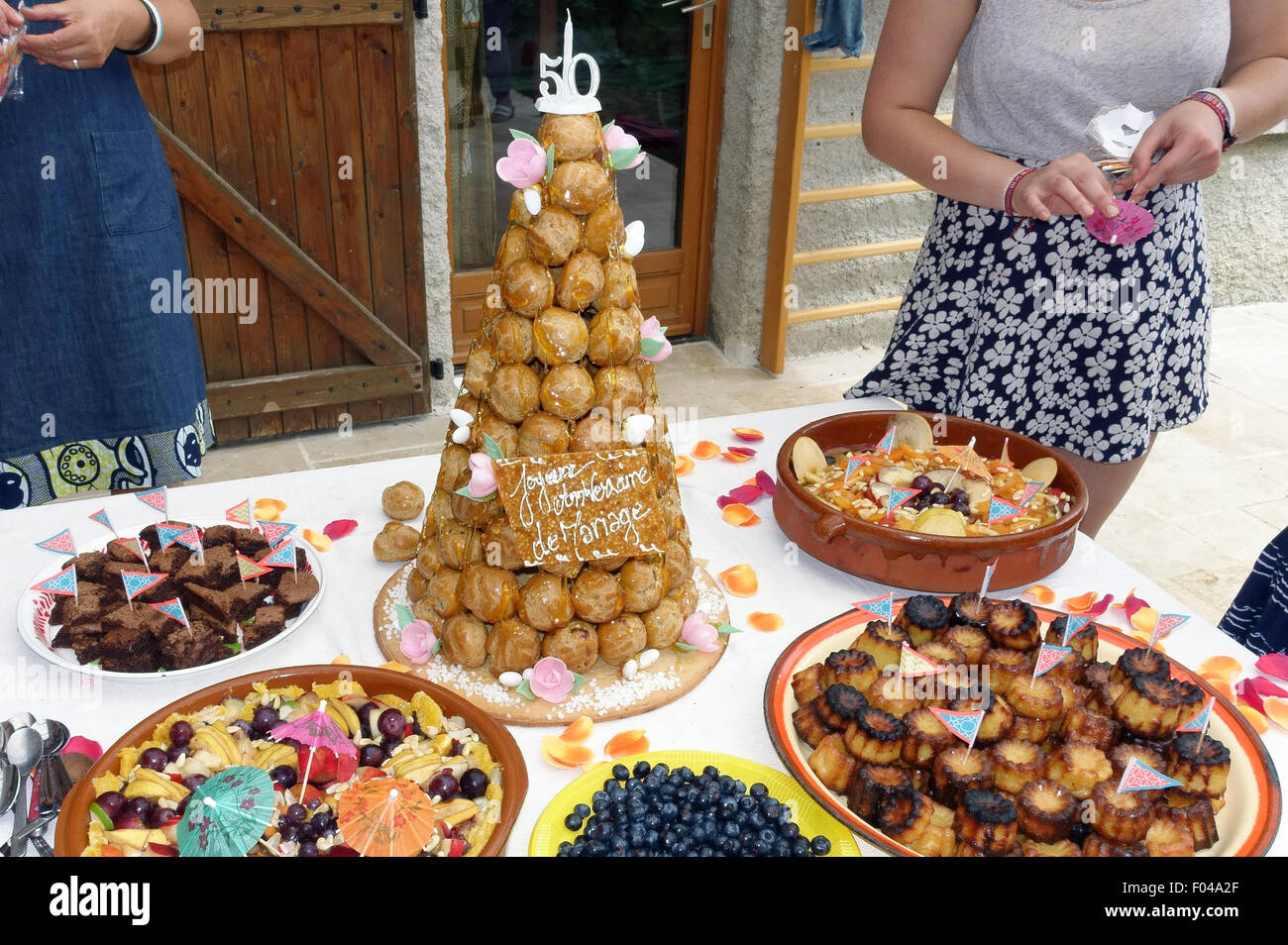 Célèbre gâteau de 50e anniversaire de mariage, France Banque D'Images