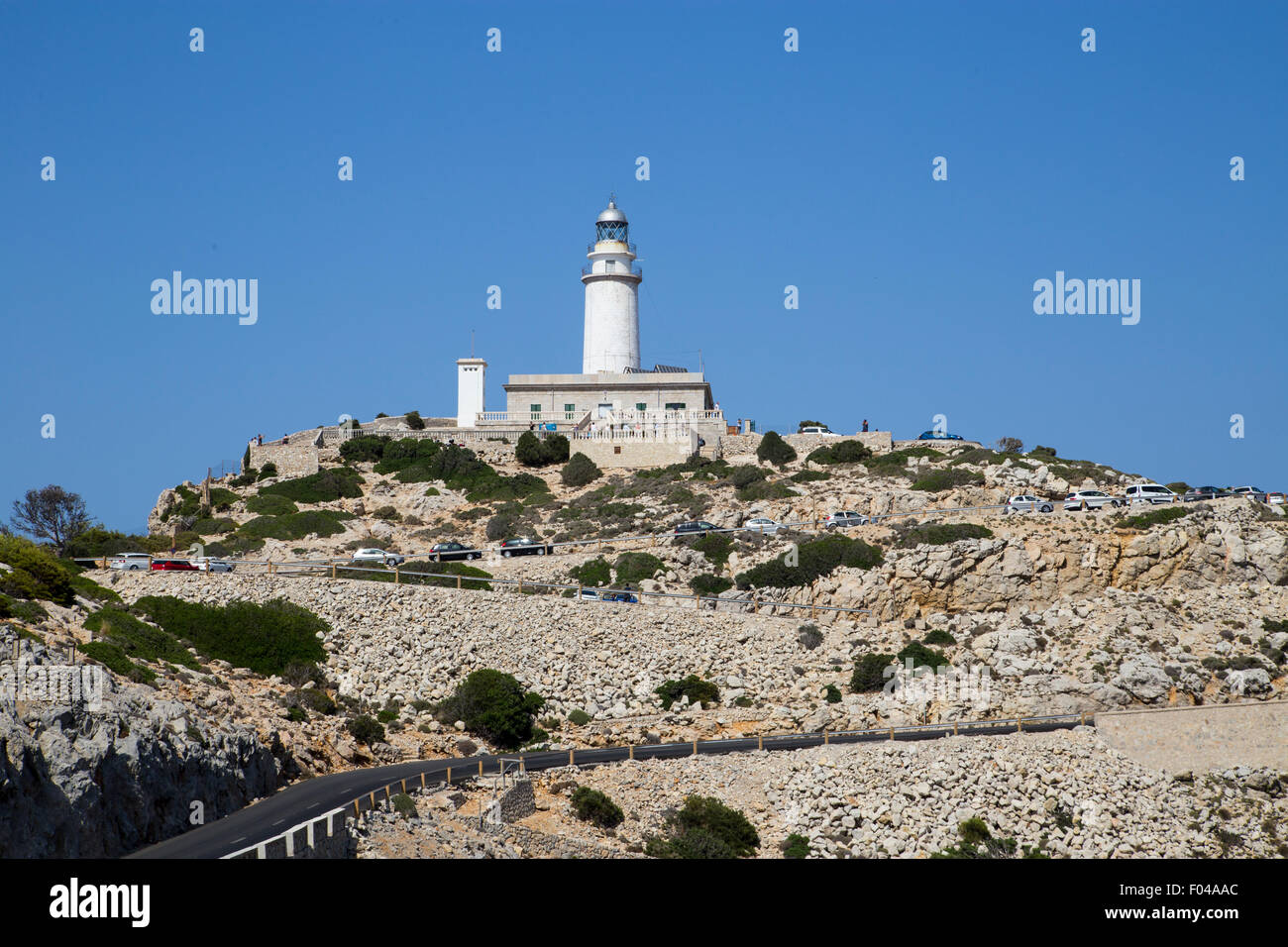 Phare du Cap de Formentor durant la saison touristique. La file de voitures les petites routes de montagne. Banque D'Images