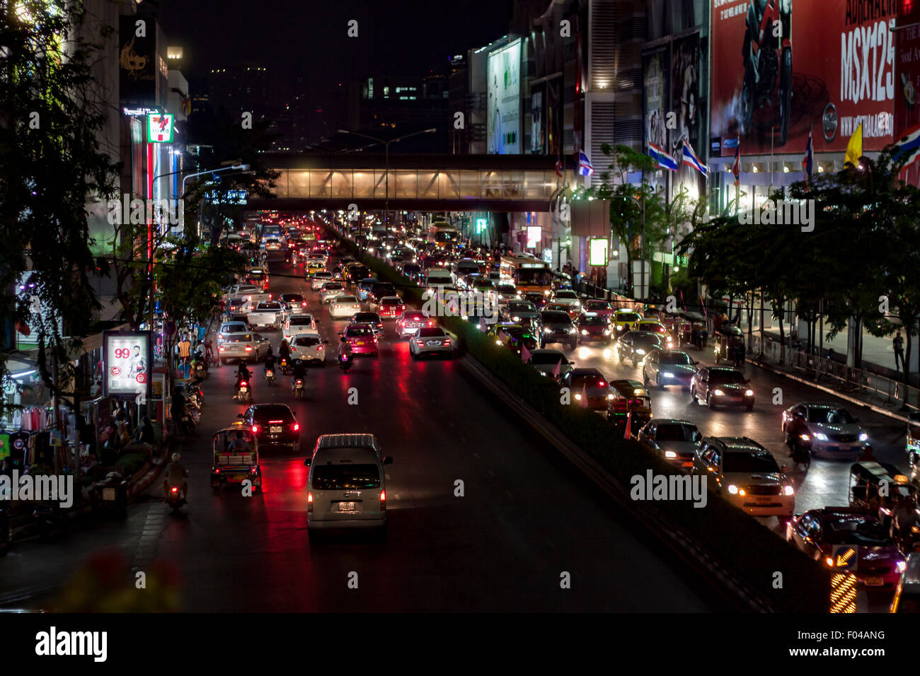 Une rue animée de Bangkok de nuit avec des longues files de voitures à l'arrêt essayant de passer à travers le trafic urbain. Banque D'Images