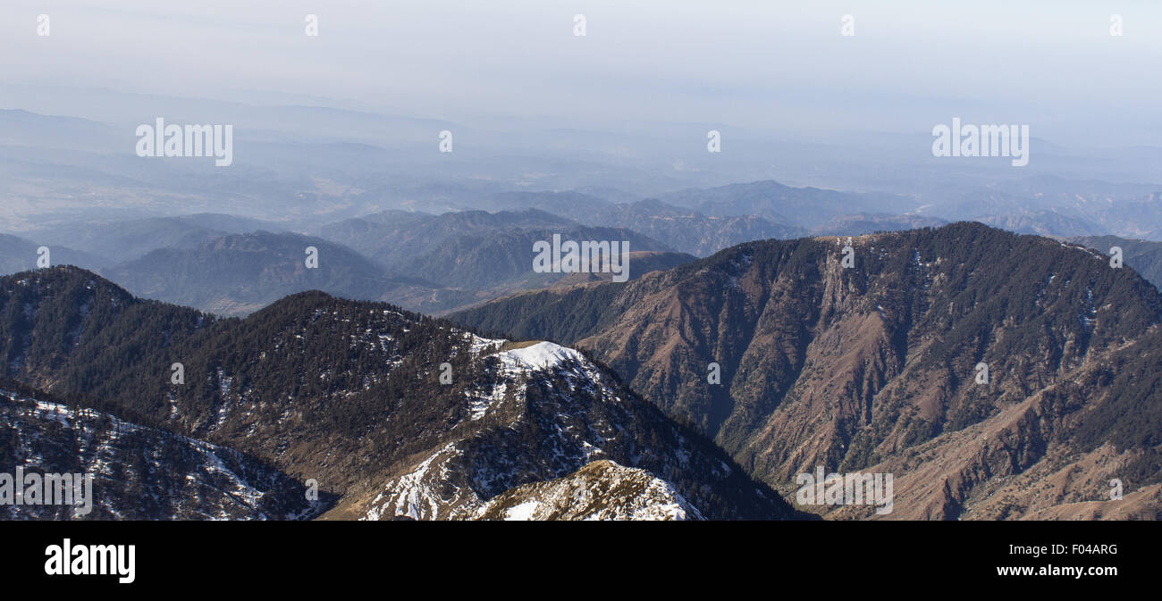 Les montagnes lointaines de l'himalaya Banque D'Images