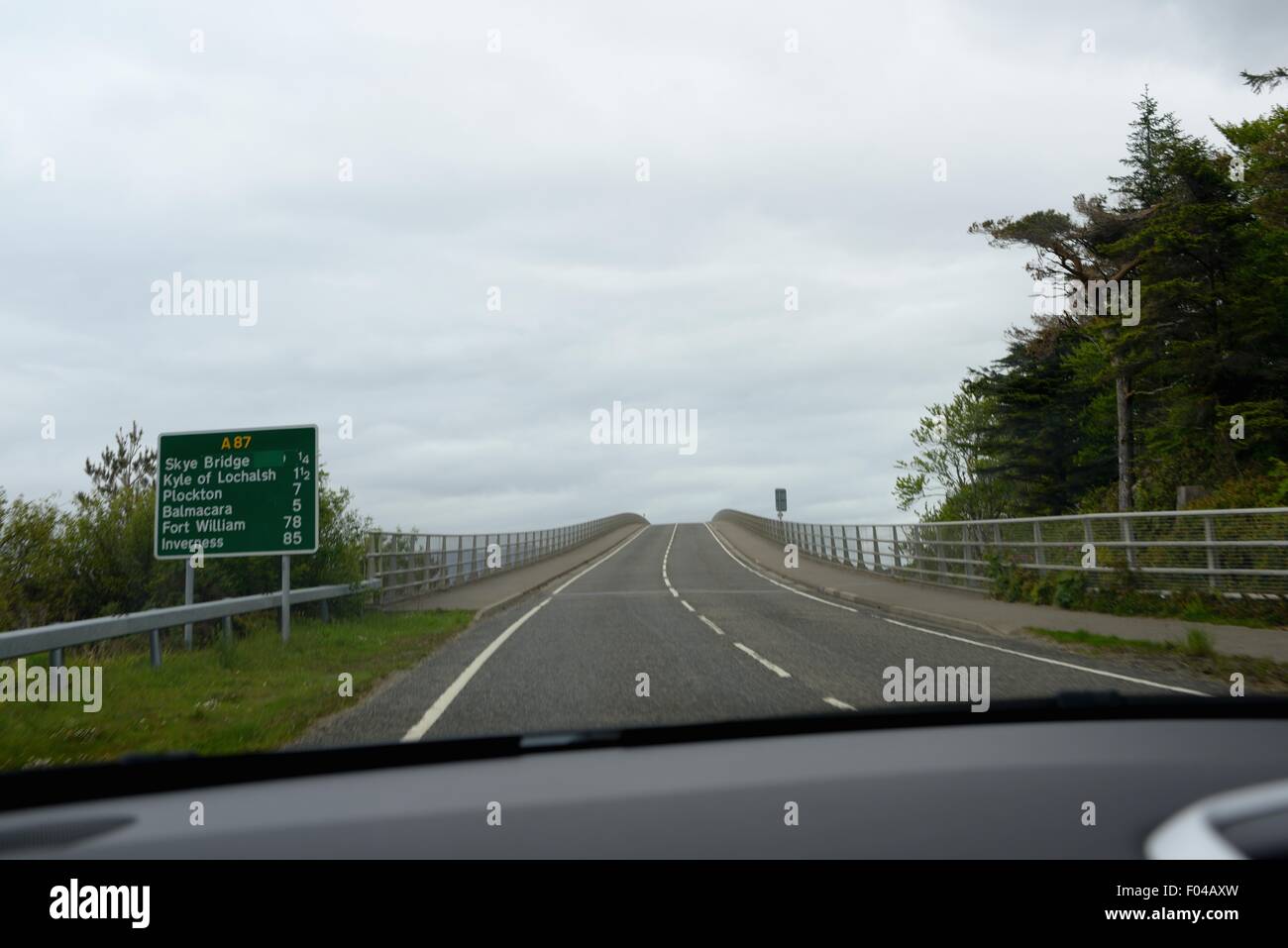 Traverser l'île de Skye bridge à l'Écosse continentale. Banque D'Images