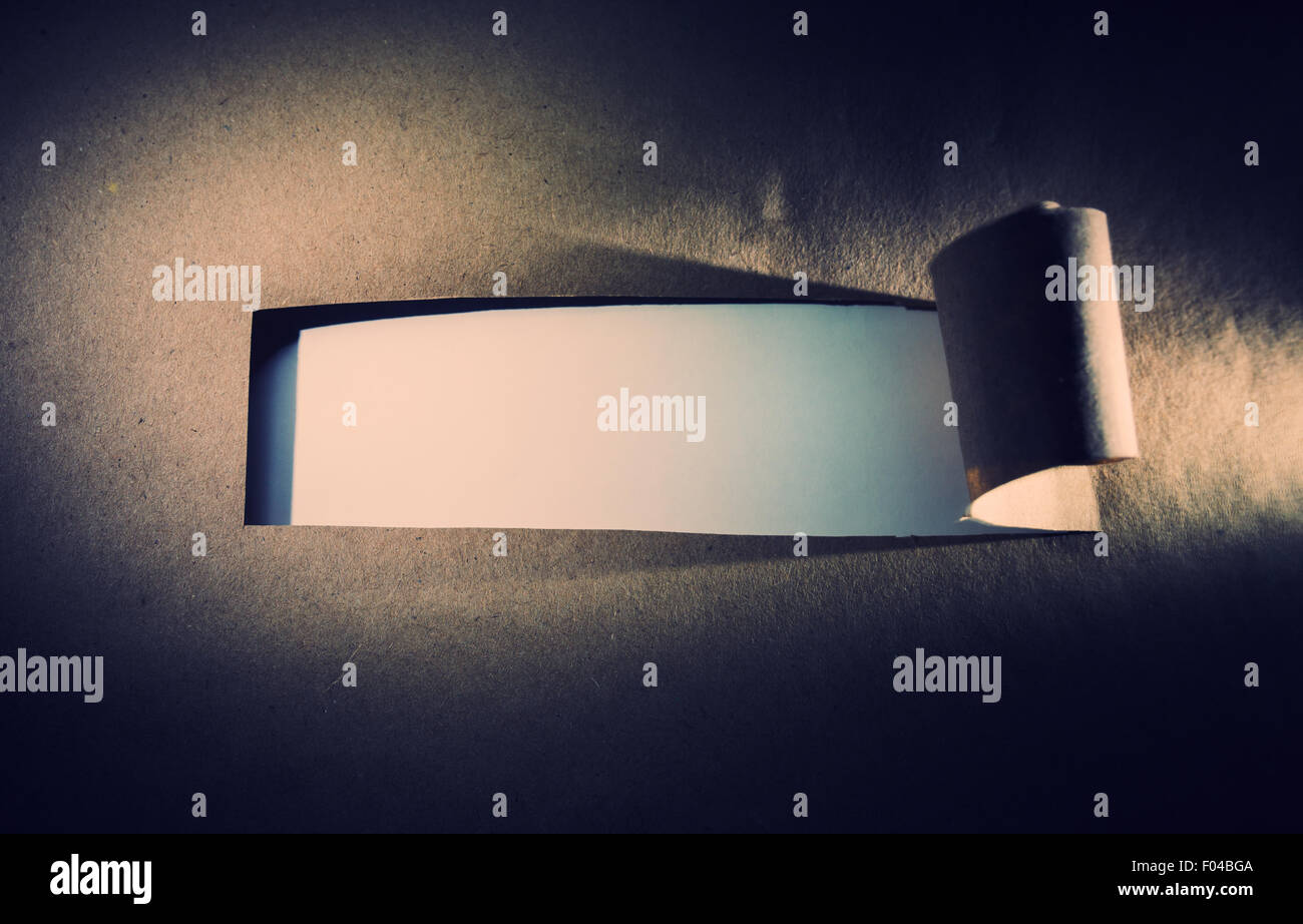 Papier brun déchiré avec l'espace blanc et vide. Teinté rétro Banque D'Images