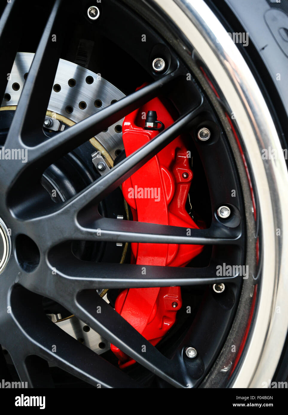 Disque de frein et d'étrier rouge, roue de voiture de course close up Photo  Stock - Alamy