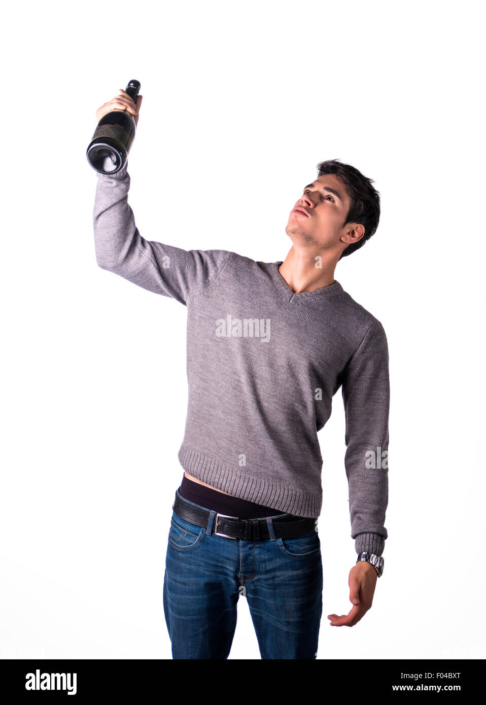 Handsome smiling young man holding bouteille de champagne ou vin blanc mousseux, isolated on white Banque D'Images
