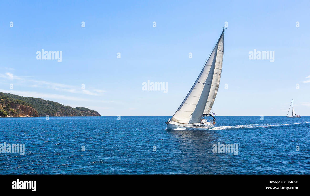 La voile. Yachts bateau à voiles blanches dans la mer. Bateaux de luxe. Banque D'Images