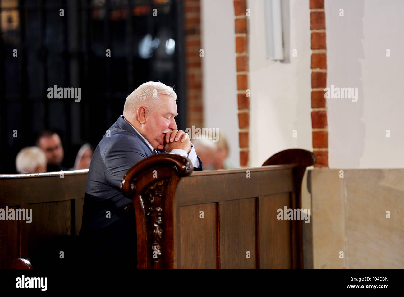 Varsovie, Pologne. Le 06 août, 2015. Le premier président élu démocratiquement, Lech Walesa s'agenouille en prière à St John's à Varsovie consigner vos bagages au cours d'une messe pour l'investiture présidentielle du nouveau Président Andrzej Duda. Le nouveau président de la Pologne a été inauguré dans la capitale de la Pologne ville de Varsovie. M. Andrzej Duda a remporté l'élection présidentielle à la fin de mai en Pologne. Il a été assermenté à titre de la Pologne 5ème Président démocratiquement élu en Pologne Sejm "du" le mardi matin. Crédit : Anna Ferensowicz/Pacific Press/Alamy Live News Banque D'Images