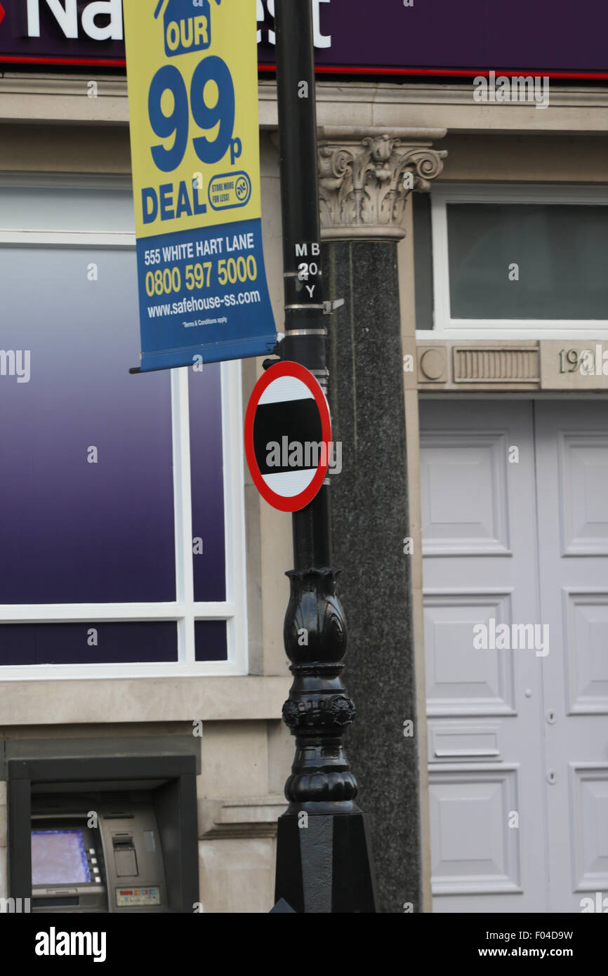 Londres, Royaume-Uni. 6e août, 2015. De nouveaux signes de vitesse d'élaboration en vue de l'introduction d'un nouveau 20mph zone dans la région de Highgate Muswell Hill/crédit : Finn Nocher/Alamy Live News Banque D'Images