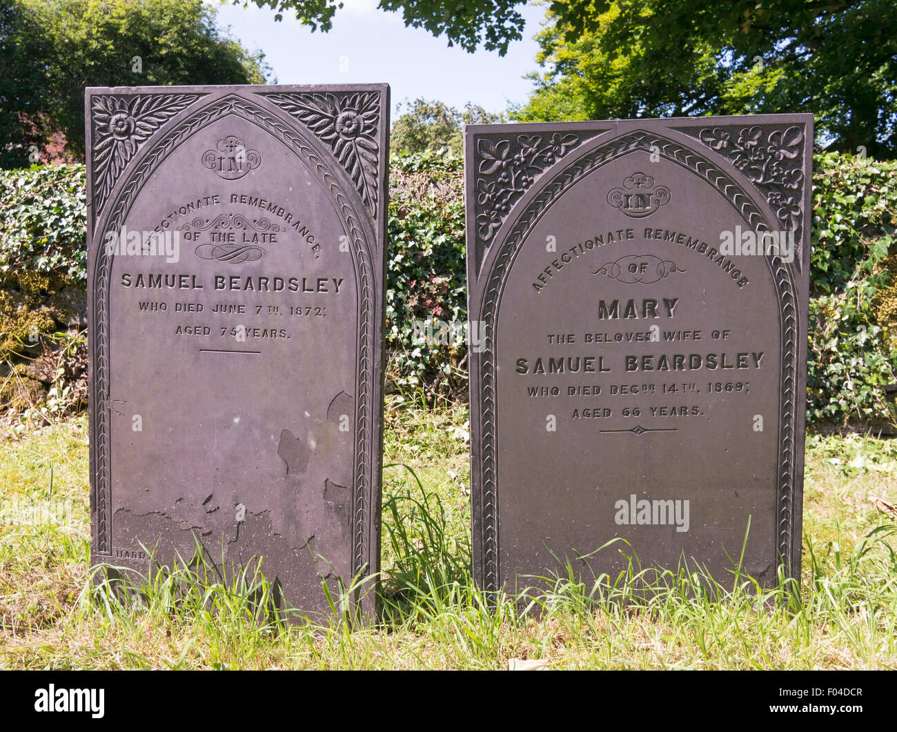 Pierres tombales décorées d'un mari et sa femme dans le cimetière St Leonard's, Thorpe, Derbyshire, Angleterre, RU Banque D'Images
