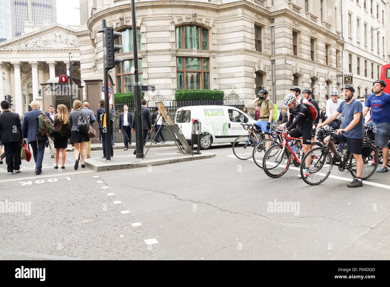 Londres, Royaume-Uni. 6e août, 2015. Les navetteurs en banque dans la ville de Londres sont d'essayer de trouver d'autres routes de travailler en raison de l'action de grève industrielle par le métro de Londres. La photographie d'actualité : Crédit/Alamy Live News. Banque D'Images