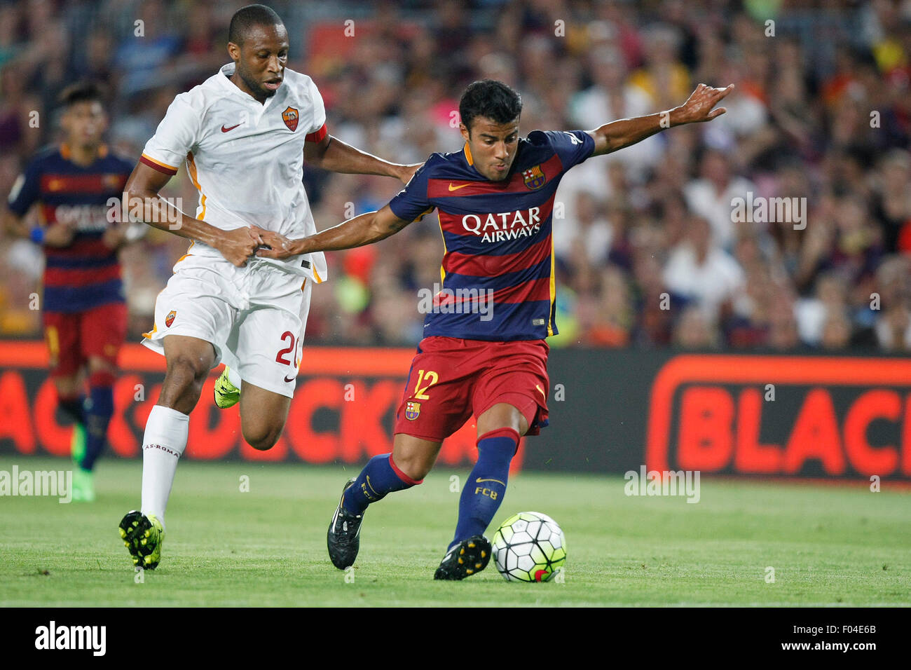 Camp Nou, Barcelona, Espagne. Le 05 août, 2015. Le Joan Gamper Cup joué entre FC Barcelone et que les Roms. Rafinha Alcantara (Barcelone) et Seydou Keita (Roma) © Plus Sport Action/Alamy Live News Banque D'Images