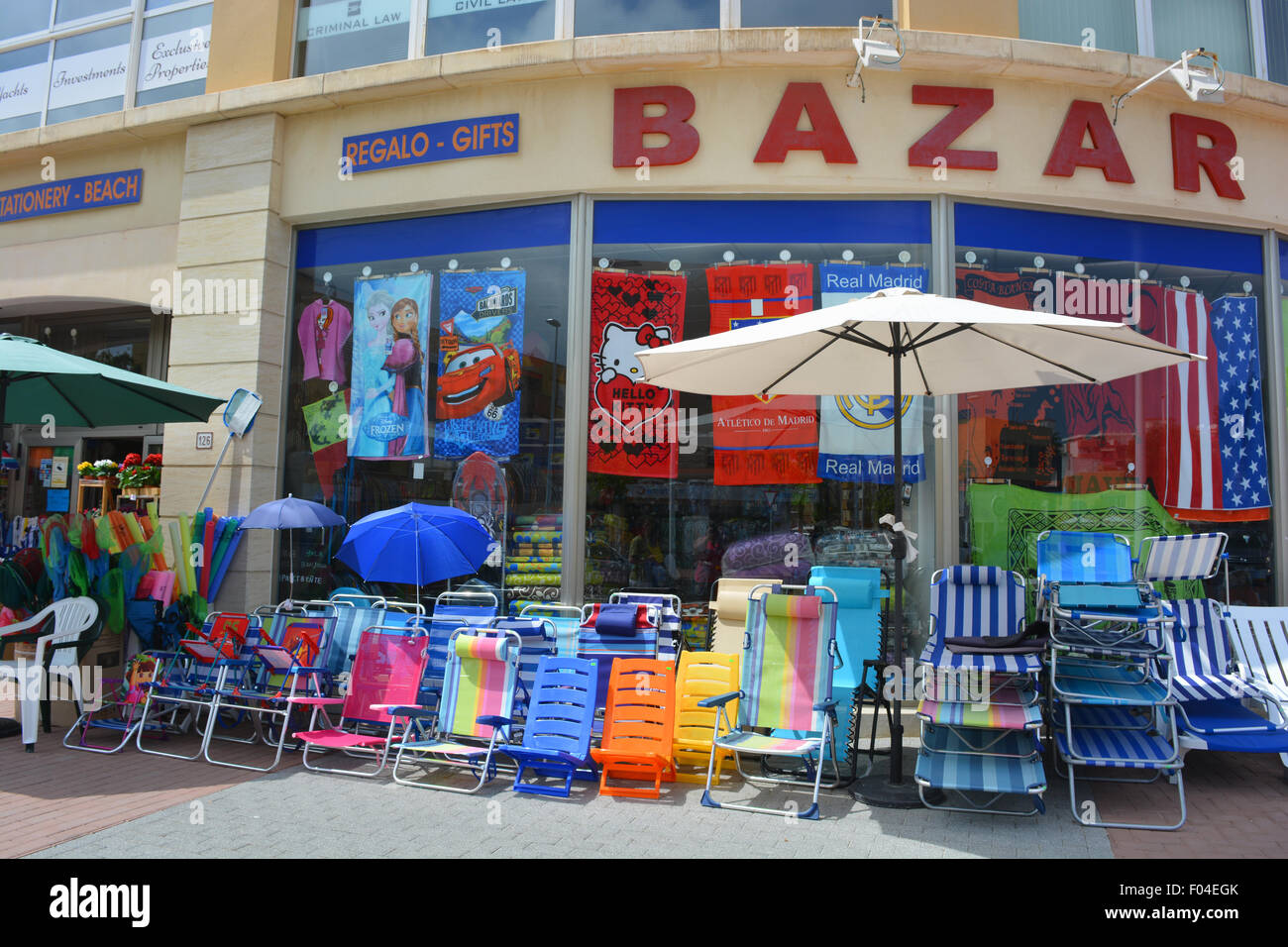 Un bazar chinois avec affichage des chaises de plage et serviettes, Javea, Costa Blanca, Espagne Banque D'Images