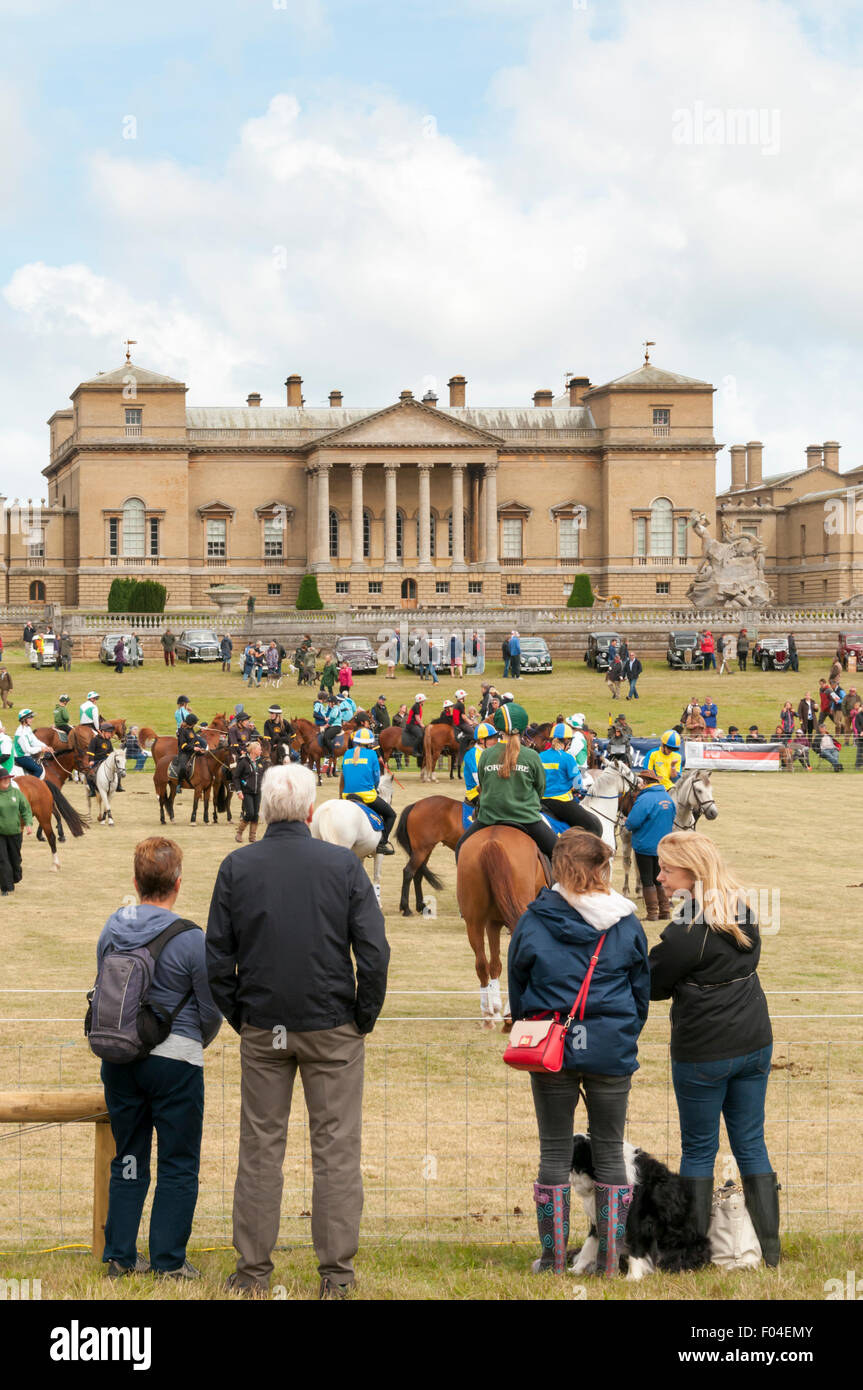 Les gens qui regardent les Jeux montés dans le Grand Ring en face de Holkham Hall à Holkham Country Fair. Banque D'Images