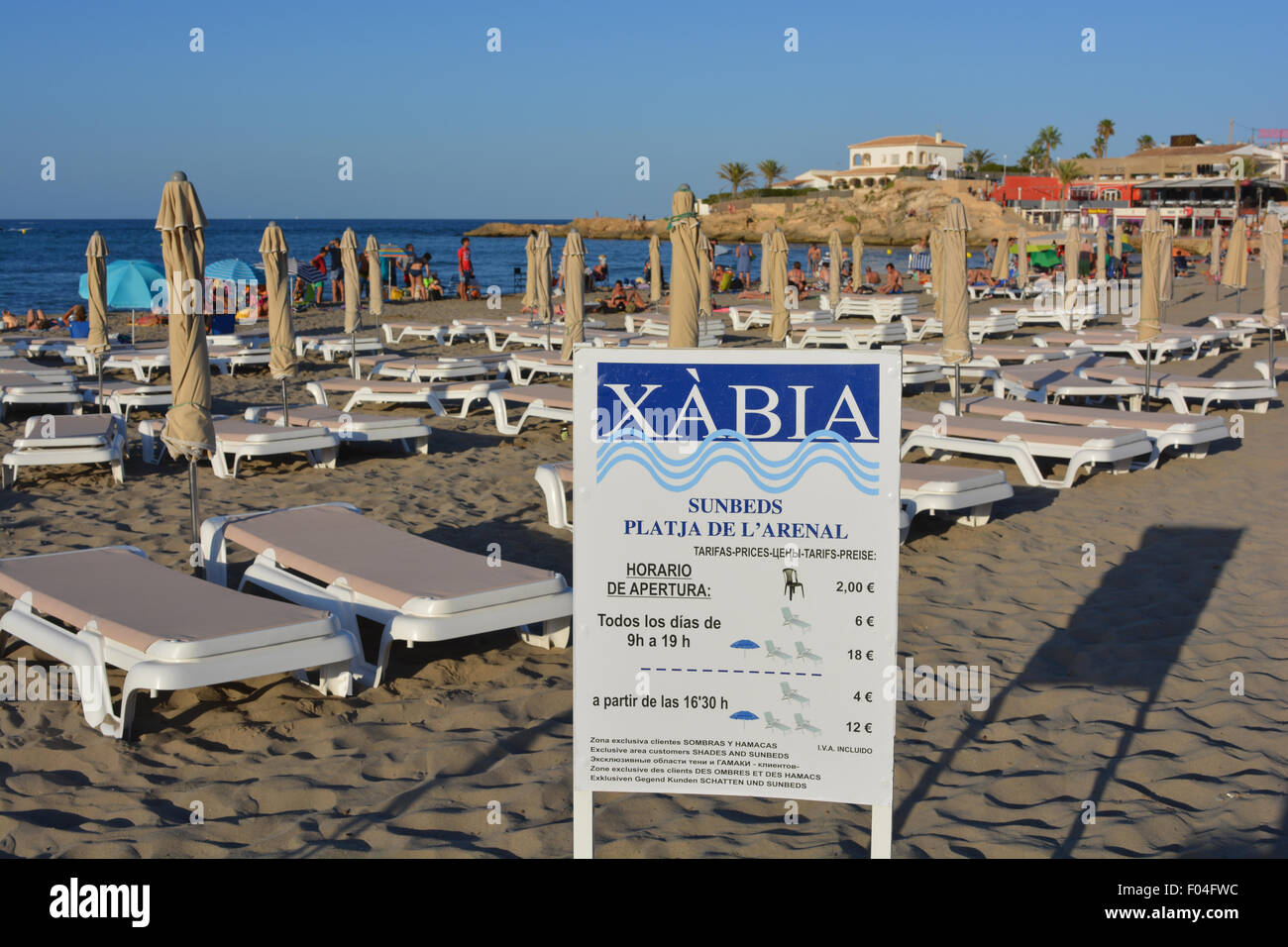Inscrivez-vous en 5 langues, les tarifs publicitaires pour les transats Location sur la Plage Del Arenal, Javea / Xabia, Alicante, Espagne Banque D'Images