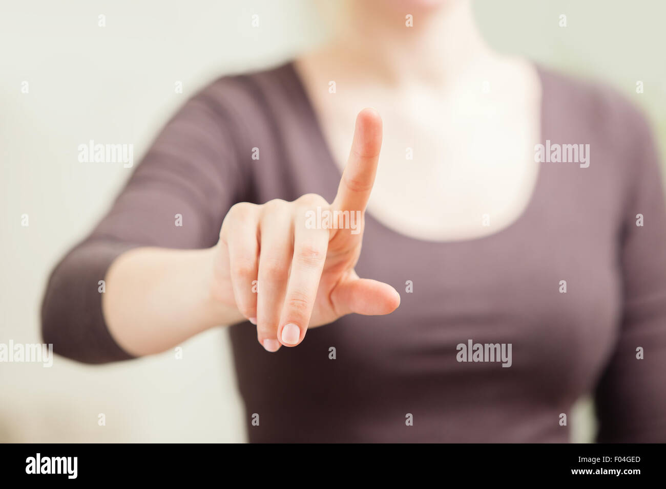 Jeune femme travaillant avec un écran virtuel Banque D'Images