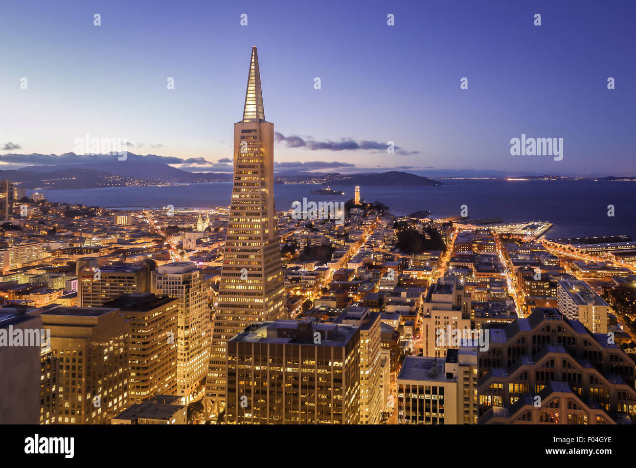 Vue aérienne de la ville de San Francisco de nuit avec les lumières de la ville Banque D'Images