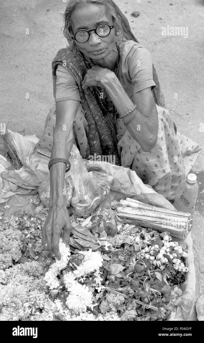 Femme indienne vente de fleurs brian mcguire Banque D'Images