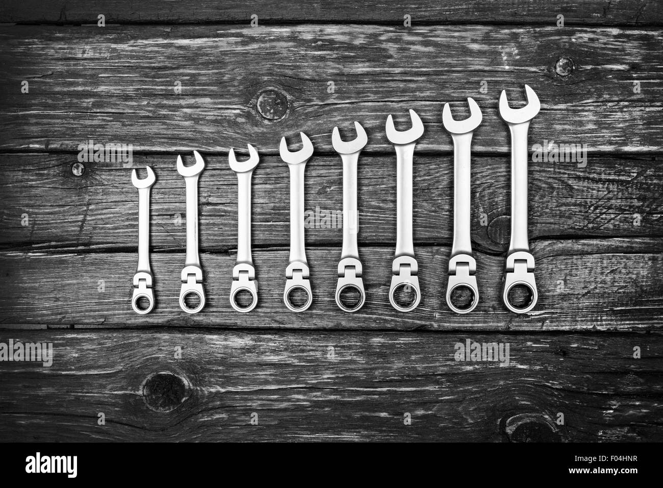 Jeu de clés en acier inoxydable sur fond de bois, photo en noir et blanc Banque D'Images
