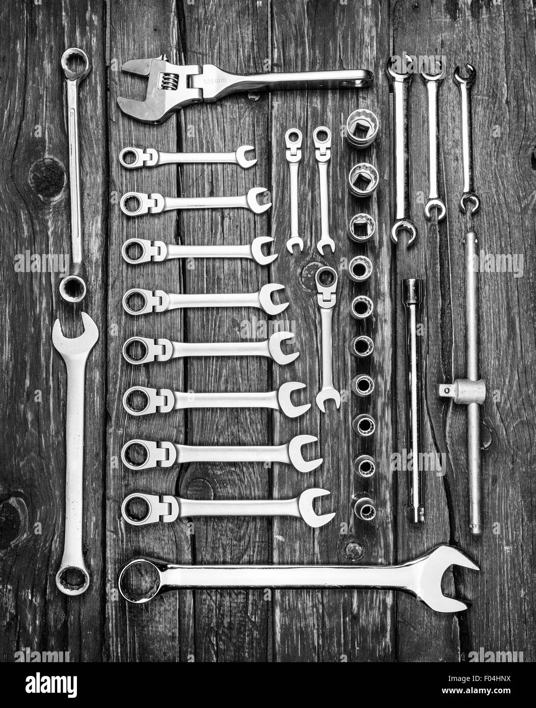 Jeu de clés en acier inoxydable sur fond de bois, photo en noir et blanc Banque D'Images