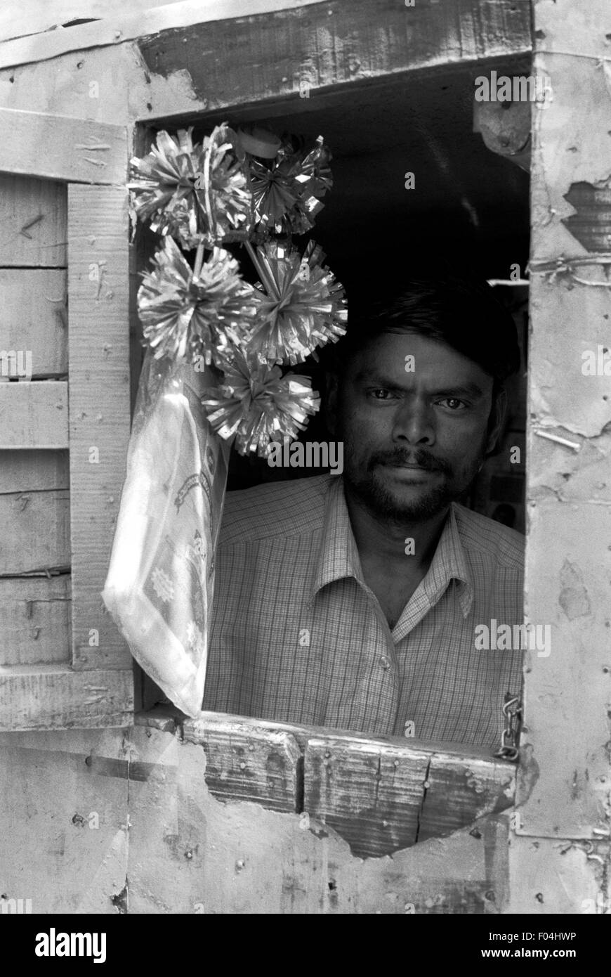 Man looking out window de son magasin brian mcguire Banque D'Images