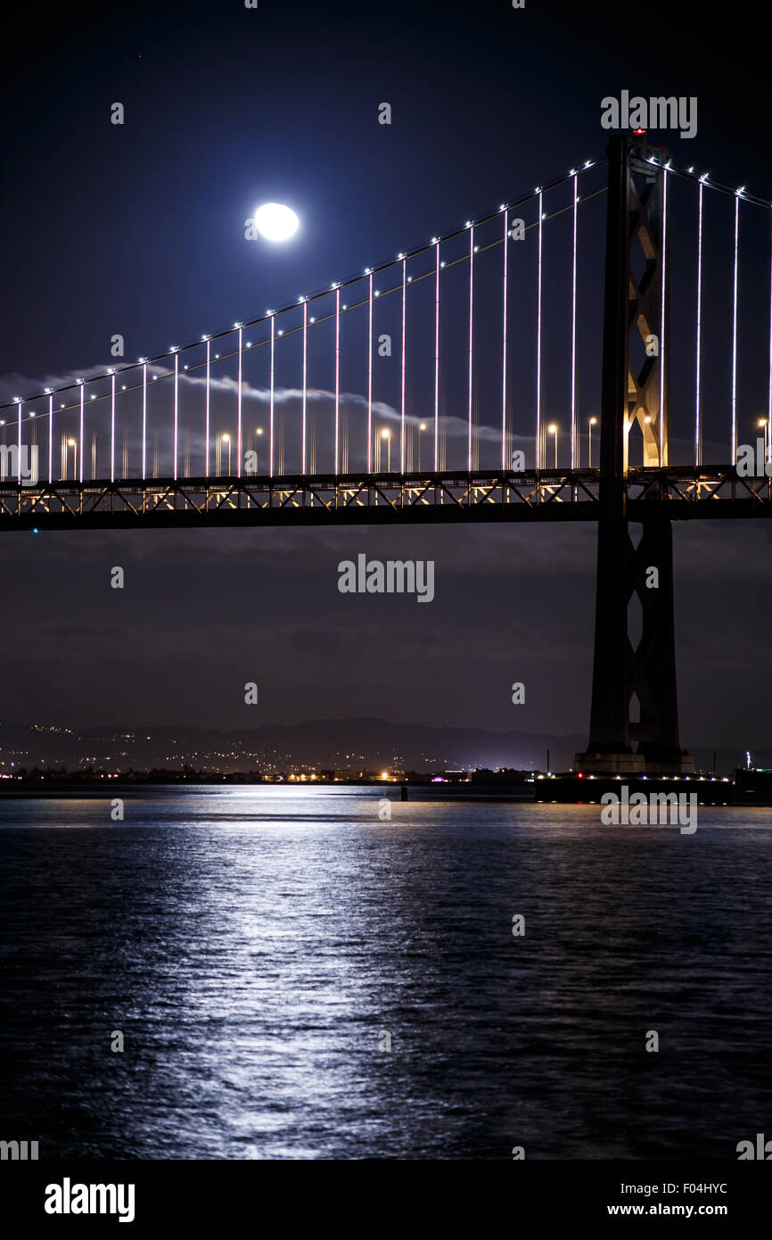 San Francisco-Oakland Bay Bridge de nuit avec la lune Banque D'Images