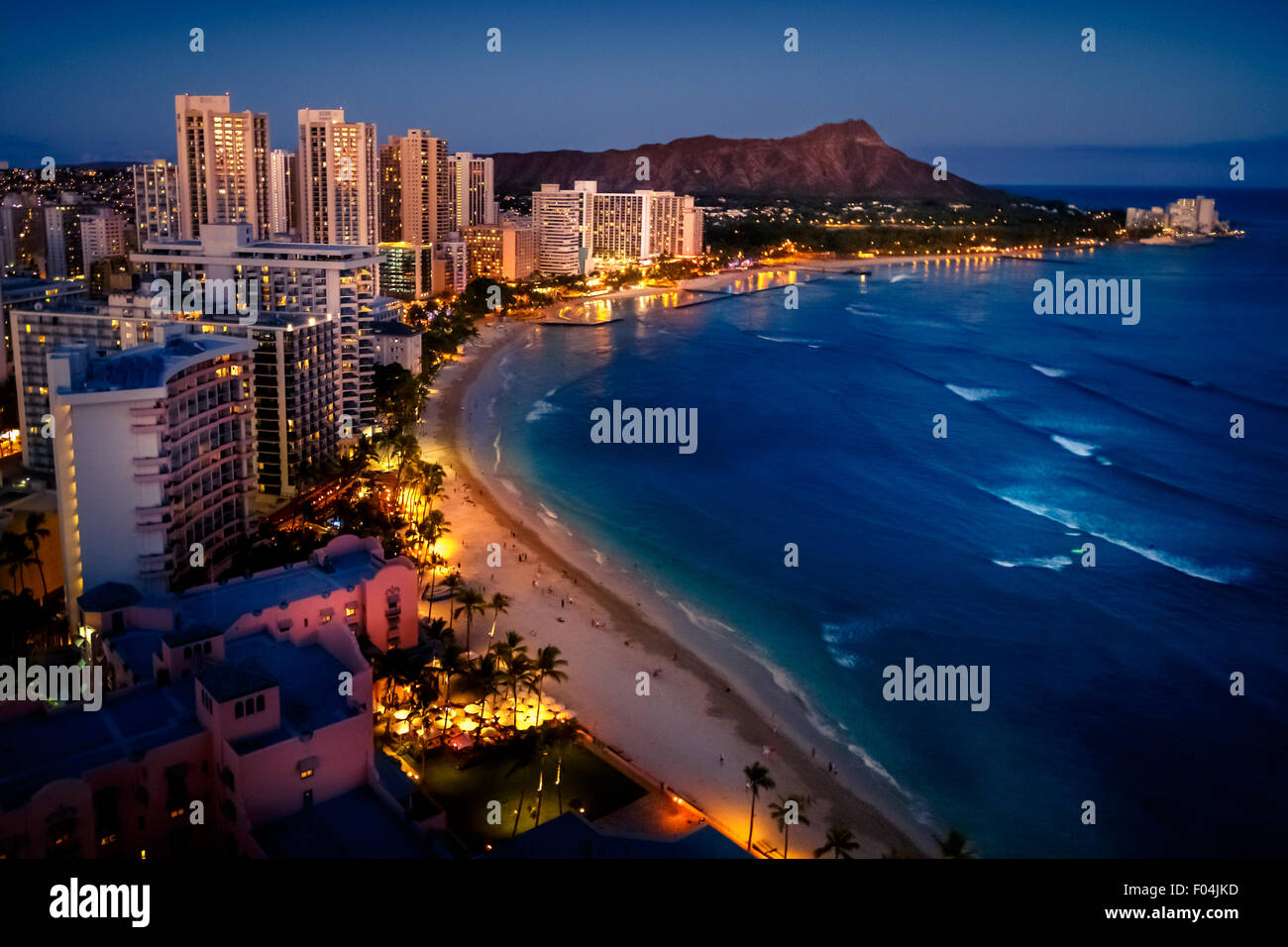 La plage de Waikiki et Cityscape at Night, Honolulu, Hawaii, USA Banque D'Images