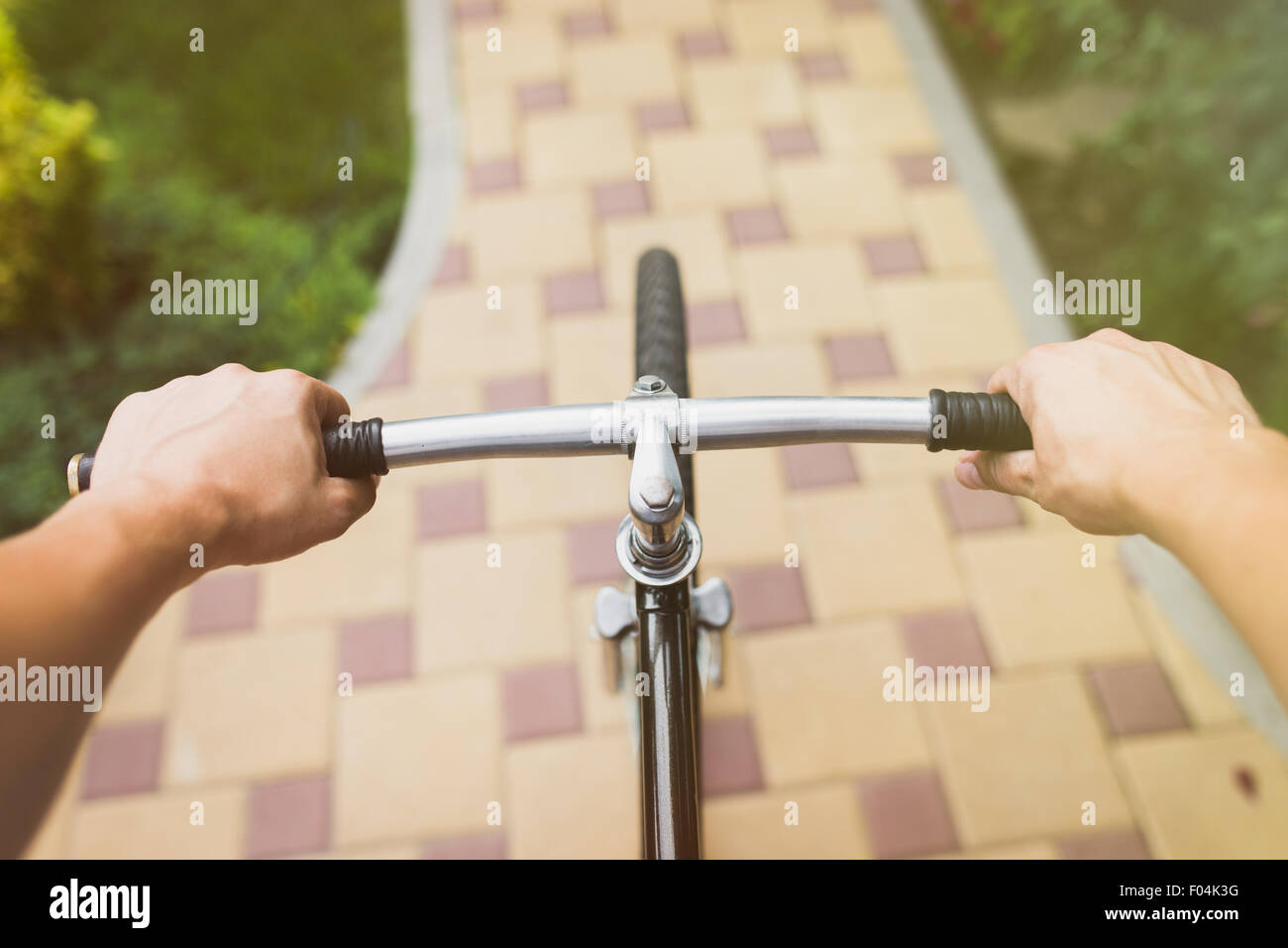 Vue depuis les yeux des motards au cours équitation dans la ville, photo teinté Banque D'Images