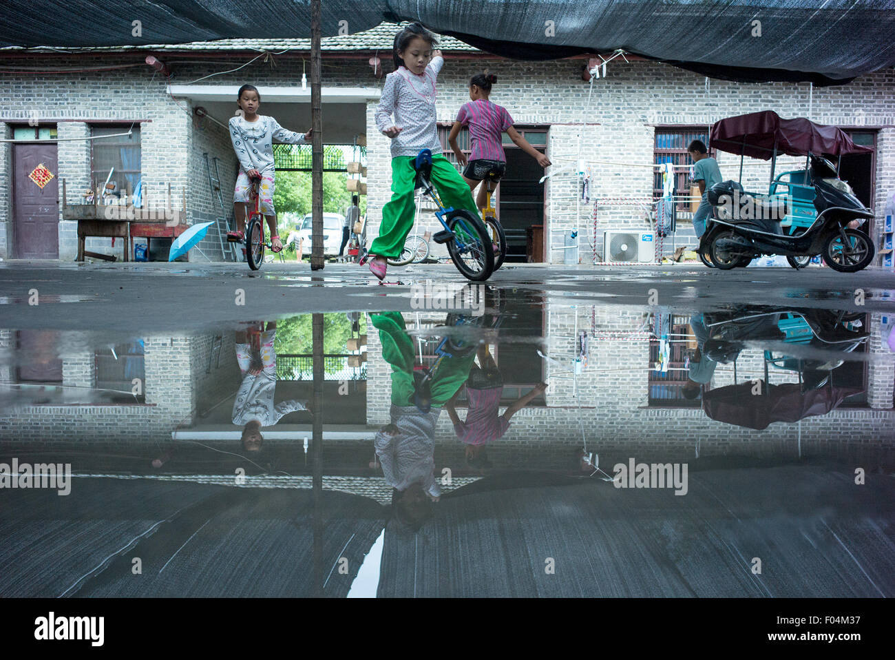 Yingshang la Chine, la Province d'Anhui. 5 Août, 2015. La pratique des enfants à un monocycling pendant les vacances d'été à l'école acrobatique dans Sanwang, village du comté Yingshang, la Chine de l'est la province de l'Anhui, le 5 août 2015. © Guo Chen/Xinhua/Alamy Live News Banque D'Images