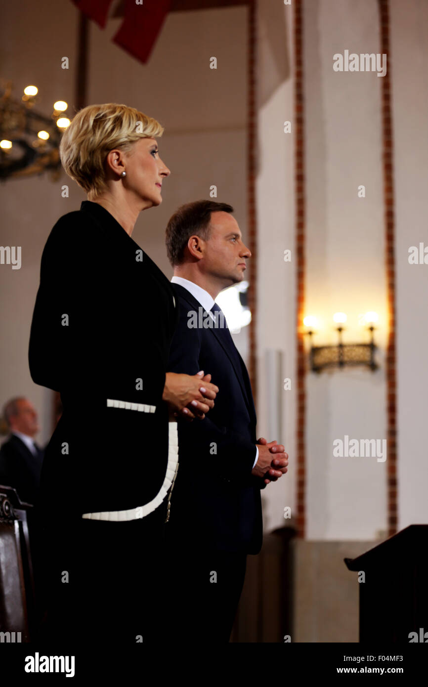 Varsovie, Pologne. Le 06 août, 2015. Le nouveau président de la Pologne, Andrzej Duda et sa femme Kornhauser-Duda Agata, assister à une messe à St John's à consigner vos bagages pendant l'inauguration présidentielle de Varsovie.Pologne's nouveau Président a été inauguré dans la capitale de la Pologne ville de Varsovie. M. Andrzej Duda a remporté l'élection présidentielle à la fin de mai en Pologne. Il a prêté serment en tant que 4e de la Pologne Président démocratiquement élu en Pologne Sejm "du" le jeudi matin. Crédit : Anna Ferensowicz/ Pacific Press/Alamy Live News Banque D'Images